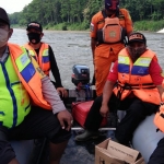 Petugas gabungan Basarnas, Polisi, dan TNI dibantu warga saat melakukan proses pencarian.