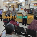 Kasatlantas Polres Mojokerto Kota, AKP Heru Sudjio Budi Santoso, dan jajarannya saat menyosialisasikan pola pembayaran pajak kendaraan bermotor selama libur Lebaran. Foto: YUDI EKO PURNOMO/BANGSAONLINE