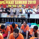 AKBP Wahyu S Bintoro saat memamerkan para pelaku kejahatan. foto: SYUHUD/ BANGSAONLINE