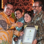 Irjen Kementerian ESDM, Bambang Suswantono (kiri), saat menyerahkan penghargaan Good Mining Practice Award 2024 kepada Vice President Government Relation and Smelter Technical Support PT Freeport Indonesia, Harry 
Pancasakti (kanan) di Jakarta. Foto: Ist