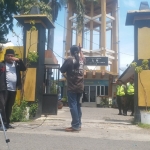 Risang, Direktur RAR sedang orasi di depan PDAM meminta plt. direktur PDAM dicopot. 