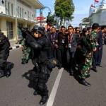 Pasukan Elit Sat Gultor 81 Kopassus mengawal pemimpin negara yang hadir di peringatan KAA, diperankan oleh Paspampres, menuju Gedung Merdeka saat simulasi di Jalan Asia Afrika, Bandung, Jawa Barat, 23 April 2015. TEMPO