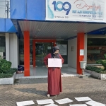 Fitria Cahyarani saat demo di depan Kantor PT Asuransi Jiwa Bersama (AJB) Bumiputera Cabang Jombang. (foto: AAN AMRULLOH/ BANGSAONLINE)