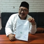 Gus Fahrur saat menunjukkan surat berisi ikrar Pakde Karwo kepada para masyayikh dan kiai sepuh.