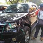 Salah satu mobil yang mengalami kecelakaan paling parah, yakni Toyota Fortuner nopol L 1906 XV. (foto: rony suhartomo/BANGSAONLINE)