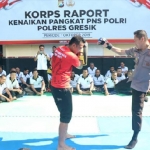 Kapolres Gresik AKBP Kusworo Wibowo saat memeragakan bela diri MMA di halaman Mapolres. foto: ist.