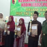 Para pemenang lomba Bintal berpose bersama.