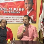 Kader DPD Projo Jatim, Bayu Airlangga saat mendaftarkan diri sebagai Bakal Calon Wali Kota Surabaya melalui PSI.