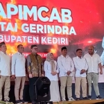 Hanindhito Himawan Pramana (baju batik) bersama Sekretaris DPD Gerindra Jawa Timur, Kharisma, dan jajaran pengurus partai di Kabupaten Kediri. Foto: Ist