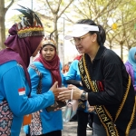 Bunda PAUD Kabupaten Kediri Eriani Annisa Hanindhito saat menyalami salah satu orang tua anak. Foto: Ist. 