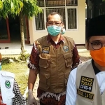 Bupati Bangkalan, R. Abdul Latif Amin Imron saat memberikan keterangan di sela-sela rapid test massal.