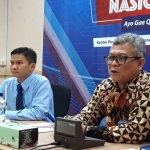 Kepala Kantor Perwakilan Bank Indonesia Kediri, Sofwan Kurnia didampingi Nasrullah, Kepala Tim Sistem Pembayaran Pengelolaan Uang Rupiah, saat menggelar Media Briefing di Kantor BI Kediri, Senin (9/3). foto: MUJI/ BANGSAONLINE