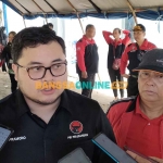 Bupati Kediri, Hanindhito Himawan Pramana, saat memberi keterangan kepada awak media. Foto: MUJI HARJITA/BANGSAONLINE