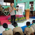 Kapolres Nganjuk AKBP Dewa Nyoman AW saat berinteraksi bersama pelajar pada rangkaian HPN 2019. foto: BAMBANG/ BANGSAONLINE