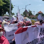 Ratusan guru swasta di Kabupaten Tuban saat demo di depan kantor Pemkab dan DPRD, Rabu (16/10/2024).