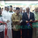 Pengguntingan pita saat pembukaan festival dan pameran kaligrafi internasional di Ponpes Mamba’ul ma’arif Denanyar Jombang, Kamis (14/9/2017). foto: ROMZA /BANGSAONLINE