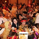 Ibu Wakil Gubernur Jatim Arumi Bachsin hadir serta berfoto bersama pada acara oeringatan World Down Syndrome Day 2019 di Hotel Shangrilla Surabaya. foto: ist