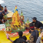 Acara sedekah laut di Dusun Tlocor Desa Kedungpandan Jabon Sidoarjo, Jumat (27/9). foto ist