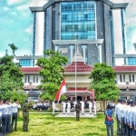 Sejumlah CPNS saat mengikuti upacara di Universitas Trunojoyo Madura.