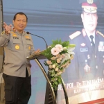 Kapolda Jatim, Irjen Pol. Dr. Toni Hermanto saat memberikan sambutan kepada peserta pelatihan di Hotel Hotel Swiss Belinn, Surabaya.