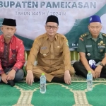 Pj Bupati Masrukin bersama jajaran pejabat Pemkab Pamekasan saat melepas jemaah haji.