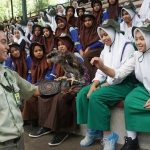 Petugas Taman Safari Prigen sedang beraksi menghibur para pengunjung.