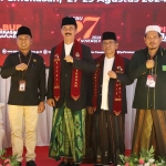 RB Fattah Jasin dan Mujahid saat memberikan sambutan usai daftar pencalonan Bupati dan Wakil Bupati Pamekasan di kantor KPU. 