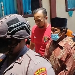 Pelaku saat digiring petugas di Mapolres Pamekasan.