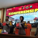 Kapolres Kediri, AKBP Bimo Ariyanto, saat menggelar konferensi pers terkait kasus aborsi. Foto: Ist