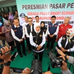 Gubernur Jawa Timur Khofifah Indar Parawansa saat meresmikan Pasar Perak di Kabupaten Jombang, Jawa Timur, Minggu (5/3). Foto: Humas Pemprov Jatim