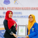 Ketua Perempuan Tani HKTI Jatim Dr. Lia Istifhama menerima cendera mata dari panitia dialog publik yang diselenggarakan PC PMII Sampang belum lama ini. (foto: ist)