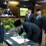 TEKEN: Ketua DPRD Sidoarjo H Sullamul Hadi Nurmawan menandatangani berita acara pengesahan APBD 2016, disaksikan Pj Bupati H Jonathan Judianto dan pimpinan dewan, Jumat (27/11). foto: musta’in/ BANGSAONLINE