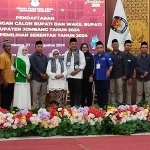 Paslon petahana Mundjidah-Sumrambah saat berada di KPU Jombang.