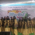 Paduan suara Mars Muslimat NU yang ditampilkan siswi MI dan MTs Bilingual Muslimat NU Pucang Sidoarjo.