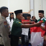 Pembagian bendera merah putih usai kegiatan doa bersama. 