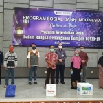 Proses penyaluran sembako bantuan dari BI dilakukan secara simbolis.