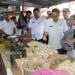 Satgas Pangan Pamekasan saat sidak ke Pasar Tradisional.