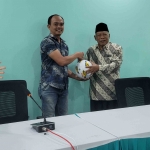 Achmady menyerahkan bola gratis secara simbolik disaksikan Prof Dr KH Asep Saifuddin Chalim dan Habib Abu Bakar di Gedung Pascasarjana Universitas KH Abdul Chalim Pacet Mojokerto, Jumat (26/7/2024). Foto: MMA/bangsaonline