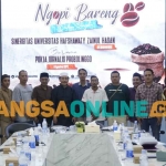 Kiai Mutawakil saat foto bersama wartawan Pokja Probolinggo. Foto: BANGSAONLINE