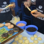 WBP Lapas Kelas IIB Tuban sedang membuat kue donat.