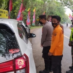 Wakapolres Ngawi Kompol Inggal Widya Permana memimpin langsung pengecekan di pos penyekatan di Desa Banyu Urip, Minggu (23/5).