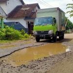 Kondisi Jalan Desa Ngadirenggo Kecamatan Pogalan, Trenggalek. Foto: HERMAN/ BANGSAONLINE