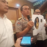 Kabid Humas Polda Jatim Kombes Pol Barung Mangera didampingi Dirreskrimum Polda Jatim Kombes Pol. Gideon Arif Setyawan menunjukkan data DPO Soni Dewangga yang diduga mucikari Putri Amelia.