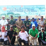 Wakil Gubernur Jawa Timur Emil Elestianto Dardak bersama Pangdam V/Brawijaya, Wakapolda Jatim, Panglima Koarmada II, Gubernur AAL, Danaludal, Wakajati, personil TNI-Polri dan masyarakat menanam mangrove di Romokalisari Surabaya. foto: ist