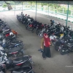 Tangkapan layar video aksi maling helm yang dilakukan oleh seorang perempuan berhijab berlokasi di parkiran Masjid Agung Asy-Syuhada, Pamekasan.