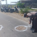 Petugas melakukan olah TKP di lokasi kejadian.