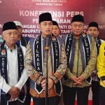 Pasangan Aditya Halindra Faridzki - Joko Sarwono memberikan keterangan usai menyerahkan berkas pendaftaran ke KPU Tuban.