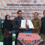 Bawaslu Situbondo dan Universitas Abdurachman Saleh (Unars) saat penandatanganan MoU peningkatan pengawasan partisipatif. foto: MURSIDI/ BANGSAONLINE