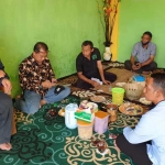 Tampak Joko duduk di kursi saat menerima aspirasi petani.