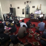 Suasana saat diskusi yang digelar Forwas dan mendatangkan Ketua KONI Sidoarjo, Franky Effendie.